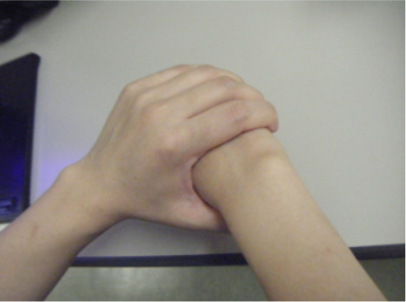 （B)病原菌がついている手で、病原菌がついていない清潔な手を触ります。