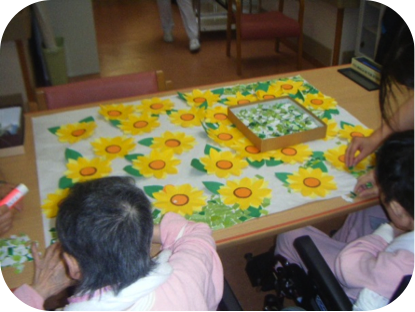 皆、作業に夢中になっています