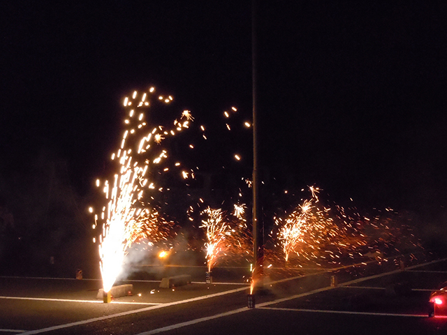 花火が美しく燃え上がります