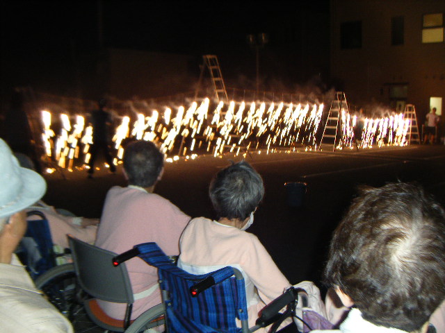 皆様、暗闇に映える光にうっとり