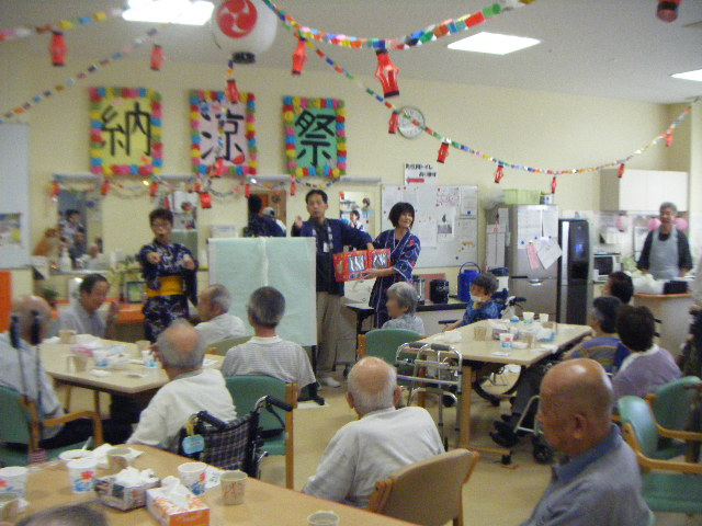 くじ引きは賞品が当たる度に大盛り上がり