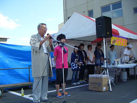 雨男の理事長による開会の挨拶