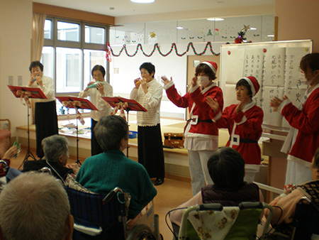 4階病棟 オカリナグループ“かたつむり”のみなさんによる演奏