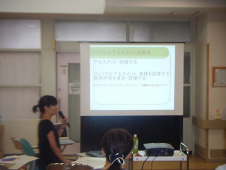 先生がフィジカルアセスメントの重要性を説明