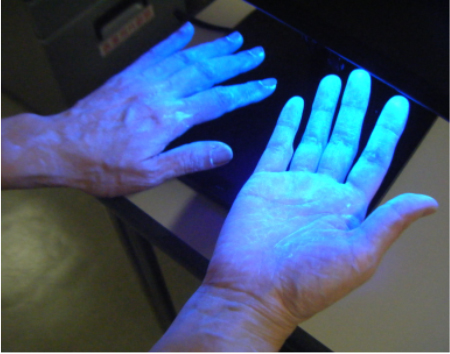 ②ブラックライトに手をかざし、塗り残しがないか細かく確認していきます。