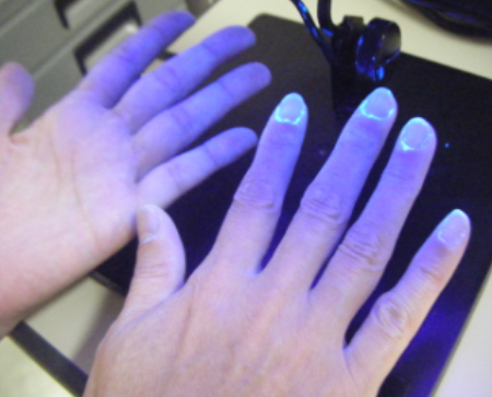 ④再びブラックライトに手をかざし、洗い残しがないか確認します。