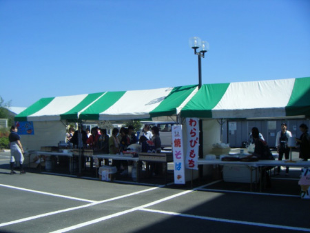 【10:00】わかば祭当日。テントを張って、職員は準備を着々と進めています。
