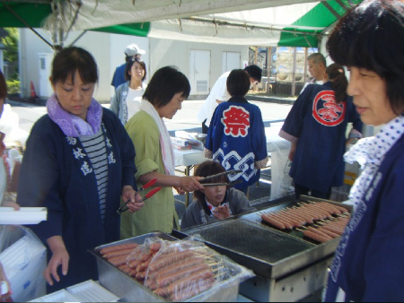 【11:30】テントの中ではスタッフが協力して頑張っています。