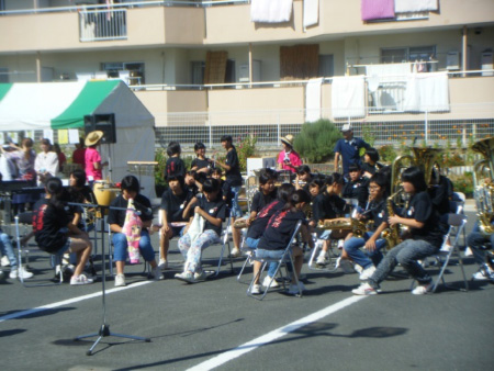 【13:15】浜北北部中学校の吹奏楽部の皆さん。