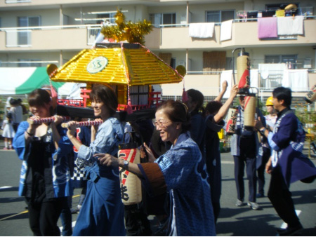 【14:00】お神輿も登場し、ますます賑やかになります